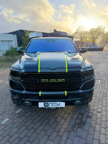 RAM 1500 Ramen blinderen en striping aanbrengen